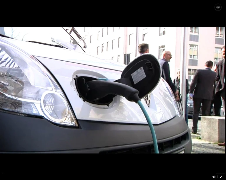 Ein Elektroauto hängt an einer Ladestation