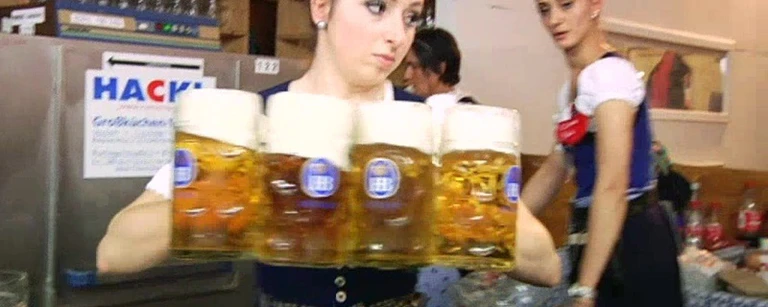 Wiesn-Bedienung mit einigen Maß Bier