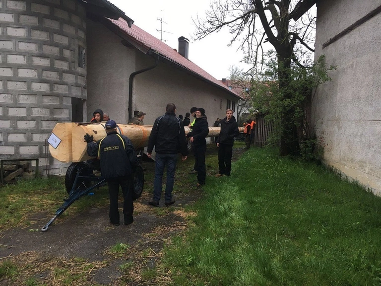 — © Voller Einsatz für den Maibaumklau. Foto: Burschenschaft Unterbrunn