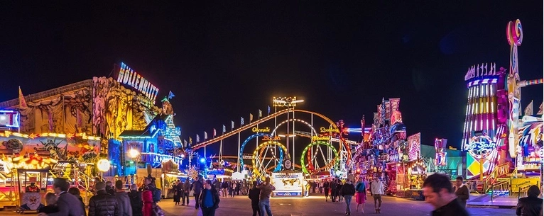 Buntes Treiben auf dem Oktoberfest — © Hier gibts alle Infos und Termine für die Wiesn 2017