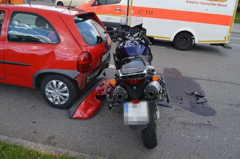 — © Der Motorradfahrer erlitt schwere Verletzungen. Foto: Polizei