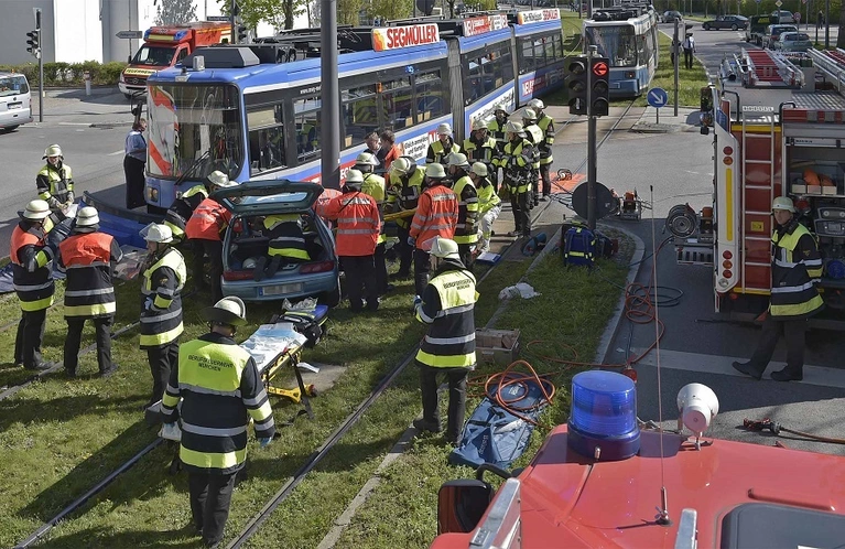 Unfall zwischen Auto und Tram in München — © Foto: Berufsfeuerwehr München