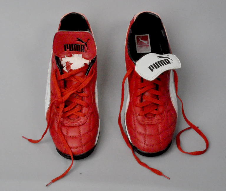— © Rote Puma Schuhe des Tatverdächtigen