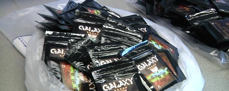 Legal Higs Päckchen in Plastiktüte auf Tisch — © "Legal Highs"