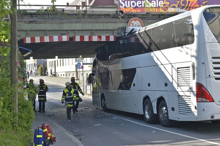 Feuerleute betrachten in Unterführung den verunfallten Bus — © Foto der Berufsfeuerwehr München