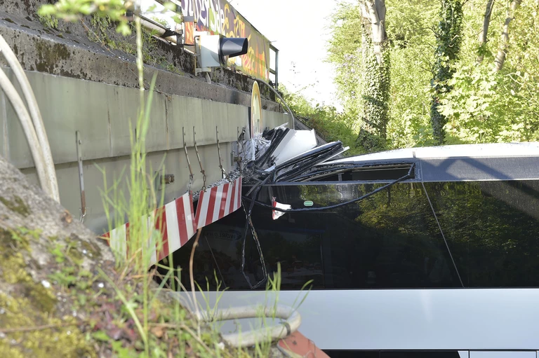 Aufgerissenes Dach des Reisebusses an Moosacher Unterführung — © Foto der Berufsfeuerwehr München 