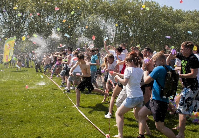 Wasserbomben-Schlacht auf Wiese — © Foto: <a href="http://www.shutterstock.com/gallery-2332334p1.html" target="_blank"> Marek Szandurski </a> / <a href="http://www.shutterstock.com/editorial" target="_blank"> shutterstock.com </a>
