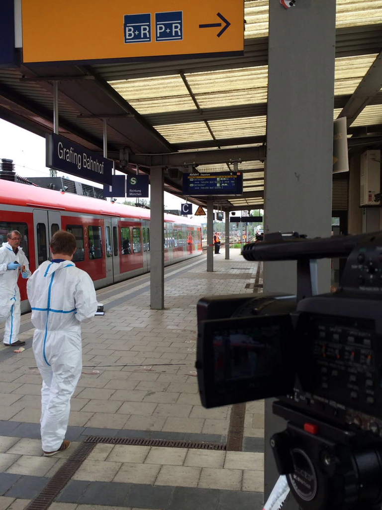Eine Kamera filmt die Ermittlungsarbeiten in Grafing