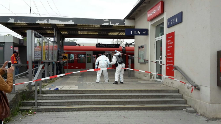 Ermittlungsarbeiten am Grafinger Bahnhof — © Spurensicherung am Bahnhof von Grafing