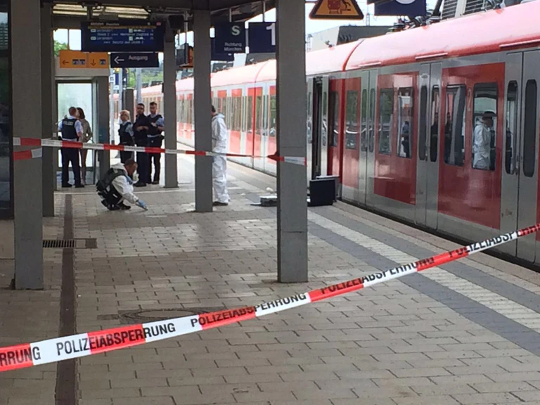 Abgesperrter Tatort wird untersucht