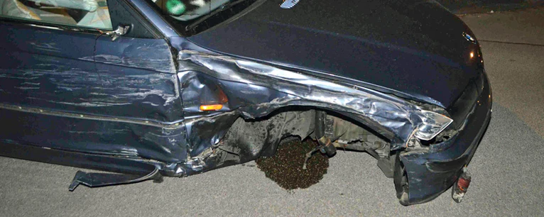 Der demolierte Wagen ohne Reifen — © Foto: Polizei