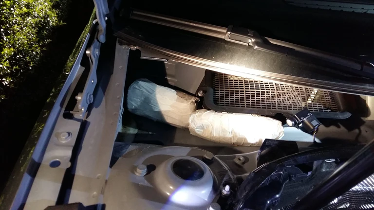 — © Der Festgenommene hatte die Drogen im Motorraum versteckt - Foto: LKA Bayern