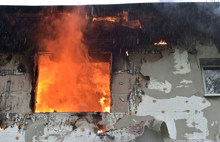 Flammen ragen aus zerstörter Wohnung heraus — © Foto der Berufsfeuerwehr München