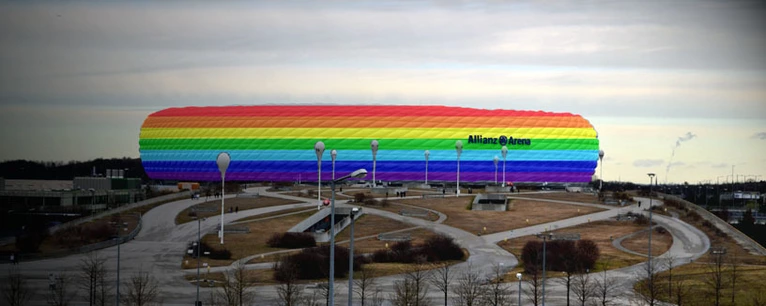 Allianz-Arena ist in Regenbogen-Farben erleuchtet — © Beispielfoto der Allianz-Arena in Regenbogen-Farben