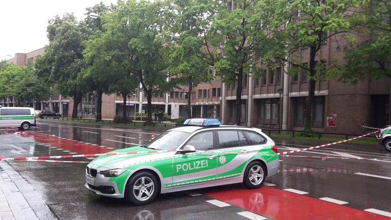 26-Jähriger droht mit Schere  Polizei gibt mehrere Schüsse ab - Einsatzbild