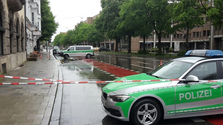26-Jähriger droht mit Schere Polizei gibt mehrere Schüsse ab - Einsatzbild