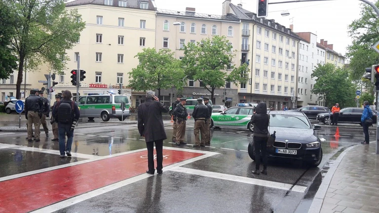 26-Jähriger droht mit Schere  Polizei gibt mehrere Schüsse ab - Einsatzbild
