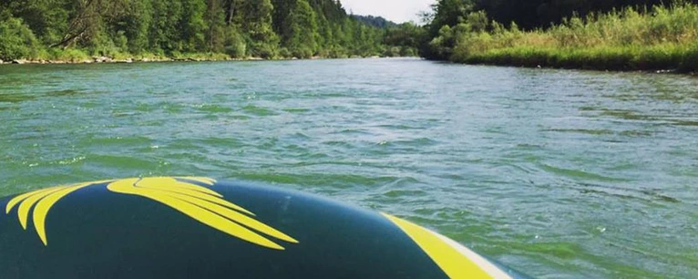 Ein Schlauchboot auf der Isar — © Am Wochenende wurden Schlauchboote auf der Isar verboten.
