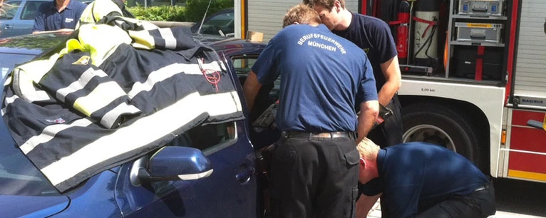 — © Hier öffnet die Feuerwehr eine Autoscheibe - Symbolfoto