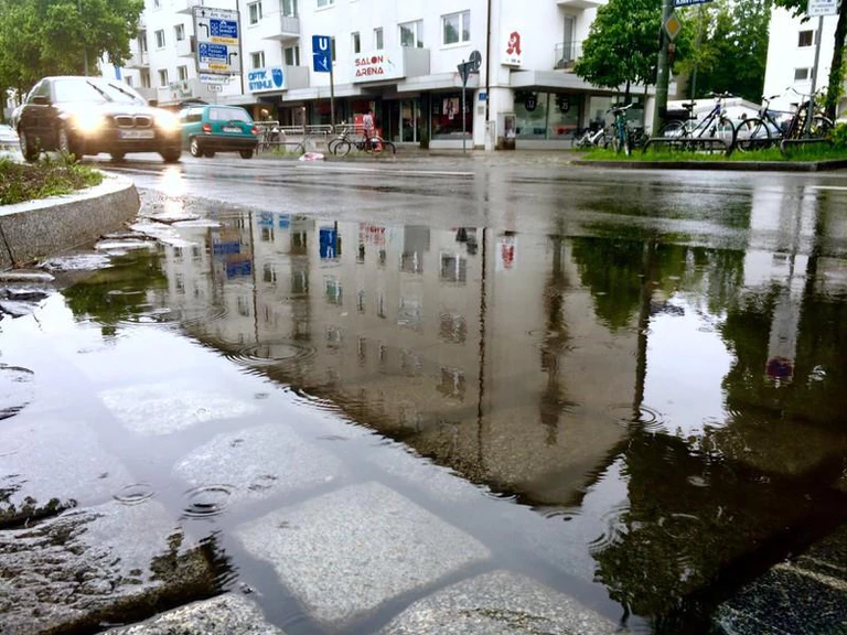 Pfütze in München — © Kein Hochwasser aber kleinere Überschwemmungen