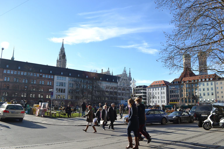 Fußgänger beim Shoppen in München