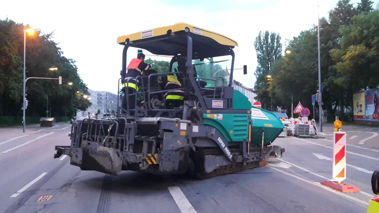 Teermaschine auf Auerfelderstraße blockiert Fahrstreifen - Polizei muss helfen — © Gestohlene Baumaschine auf Auerfelderstraße