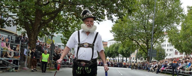 Trachtenumzug, Wiesn 2015, Trachtler von vorne mit weißem bart, Gamsbart, Hüte