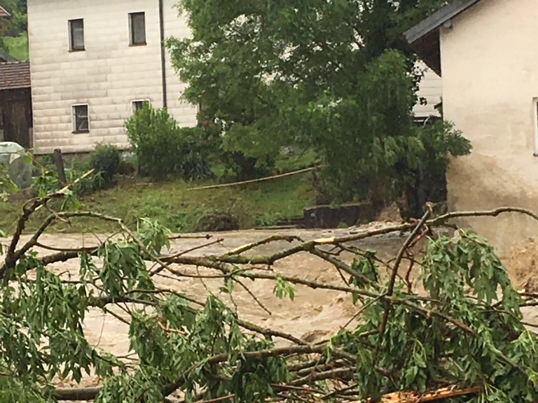 Wassermassen überfluten Ortschaften in Bayern — © Hochwasser in Niederbayern - bei Simbach am Inn - Foto: Y. Elfers