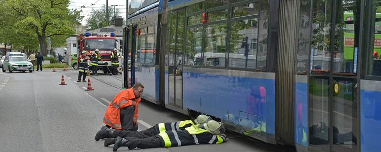 Feuerwehr lenkt entgleiste Tram zurück in die Schienen — © Foto: Berufsfeuerwehr München