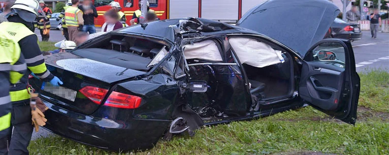 BMW kracht gegen Lichtmast — © Foto: Berufsfeuerwehr München