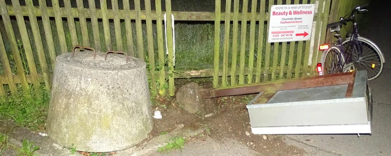 Mädchen graben Zigarettenautomat aus — © Foto: Polizei