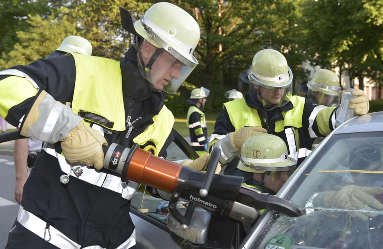 Die Feuerwehr musste einen Mann aus seinem Wagen schneiden — © Symbolbild / Foto: Branddirektion München