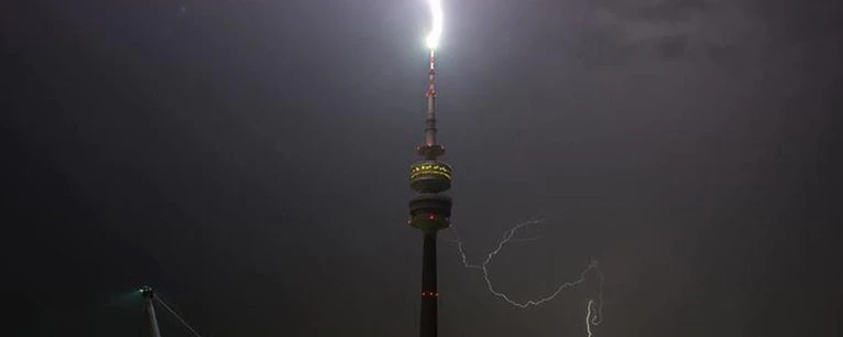  — © Hier schlägt der Blitz im Münchner Olympiaturm ein - Foto TOJE Photografie