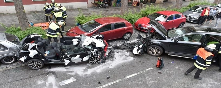 Autounfall Lindwurmstraße, Zwei Verletzte — © Foto: Berufsfeuerwehr München