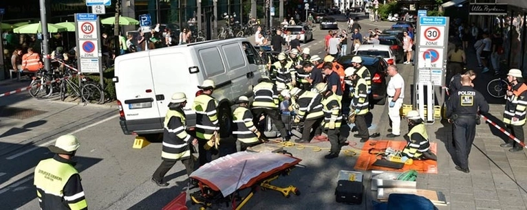 Unfall, Rollstuhlfahrerin unter Transporter eingeklemmt — © Foto: Berufsfeuerwehr München