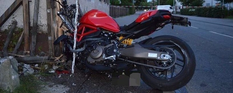 Motorradfahrerin bei Unfall tödlich verunglückt — © Foto: Polizei