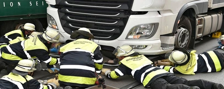 Mann unter Lkw eingeklemmt — © Foto: Berufsfeuerwehr München