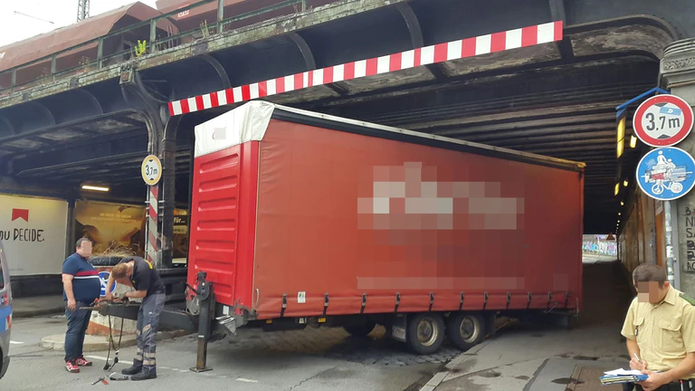 LKW Anhänger in Unterführung stecken geblieben — © Foto Polizei
