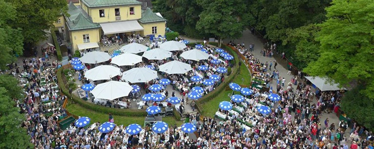 — © Der Kocherlball am Chinesischen Turm im Englischen Garten in München