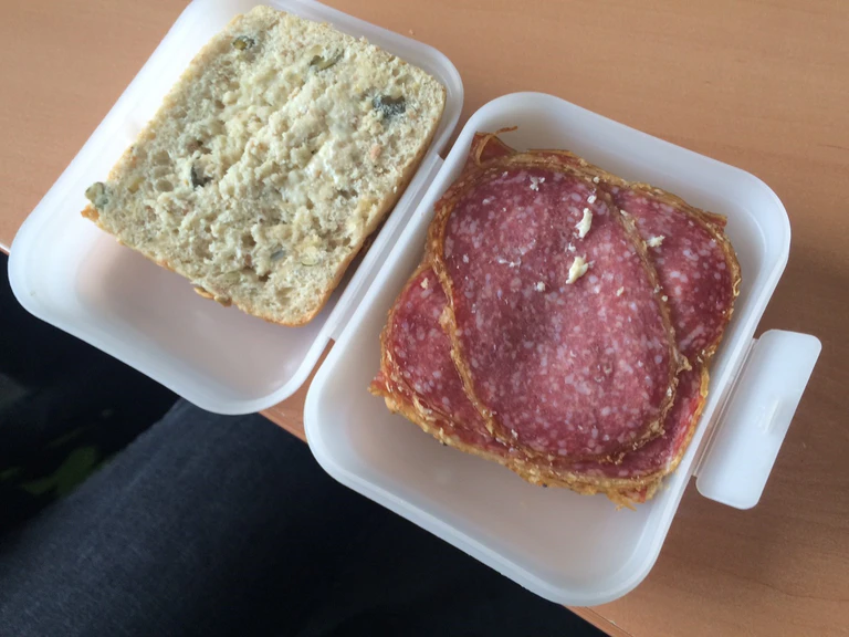 Salami-Semmel in der Brotzeitdose — © Vielleicht müssen die Zuschauer ihre Brotzeit künftig selbst zum NSU-Prozess mitnehmen...