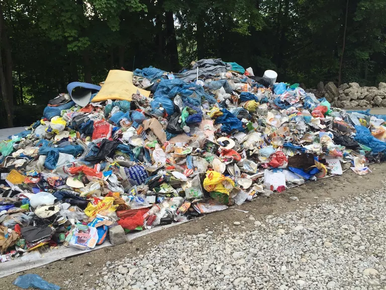 Müllberg, Isar, grillen, saubere Isar, München, Abfall, Müll — © Müllberge wie diesen soll es zukünftig nicht mehr geben.