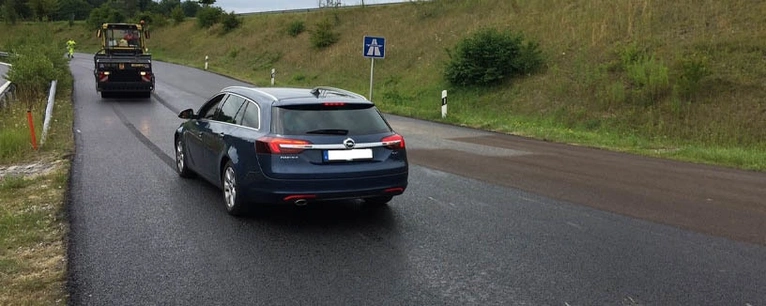 Auto fährt in frischen Asphalt. — © Foto: Polizei