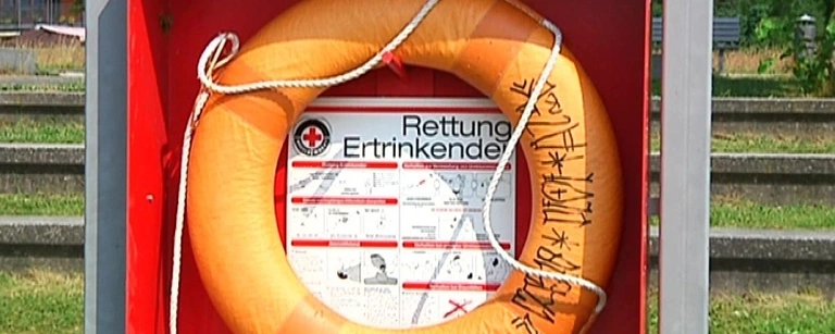 Rettungsring am See für Badeunfälle — © Symbolfoto