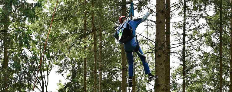 Rettung eines Fallschirmspringers aus einer Baumkrone — © Foto: Berufsfeuerwehr München