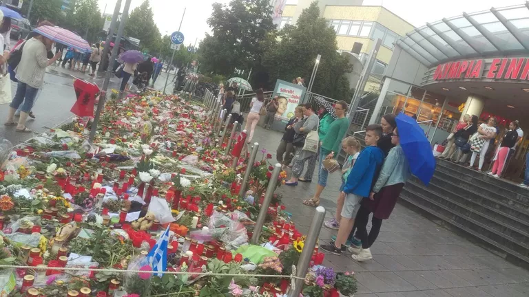 Amoklauf München OEZ Blumen Kerzen Trauer — © Symbolbild