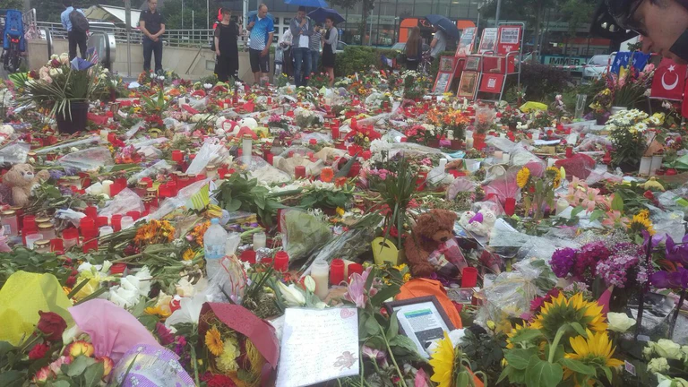 Amoklauf München OEZ Blumen Kerzen Trauer — © Trauer nach Amoklauf: Blumen- und Kerzenmeer vor dem OEZ