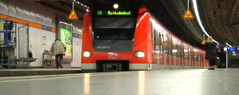 S-Bahn in einer Tunnelstation