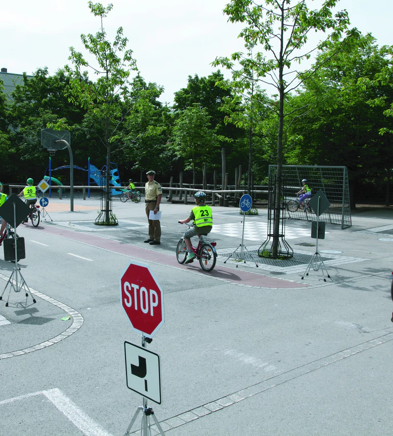 Schüler üben für den Fahrradführerschein — © Foto: Polizei