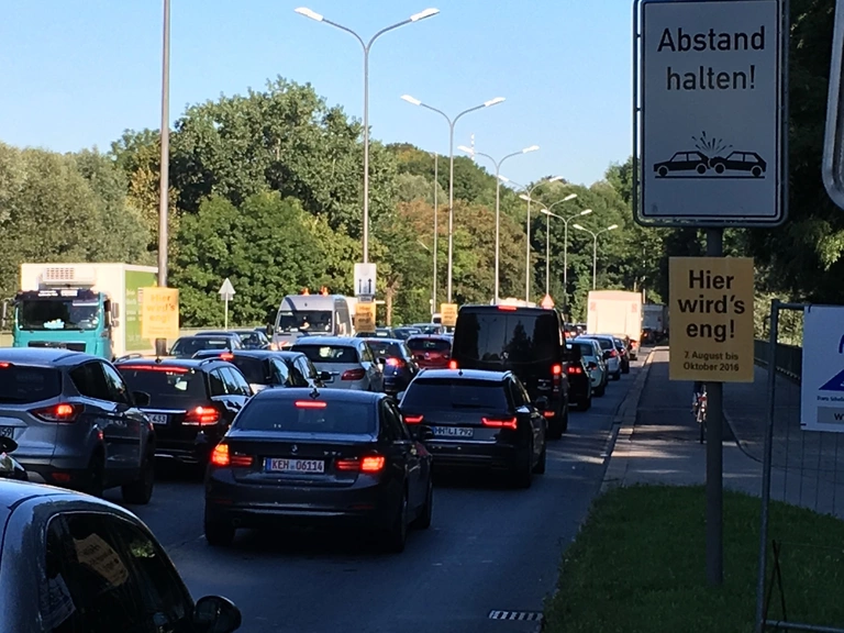 Stau auf dem Isarring, Baustelle Ifflandstraße — © münchen tv