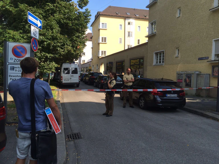 Journalist hinter Absperrungsband am Tatort 